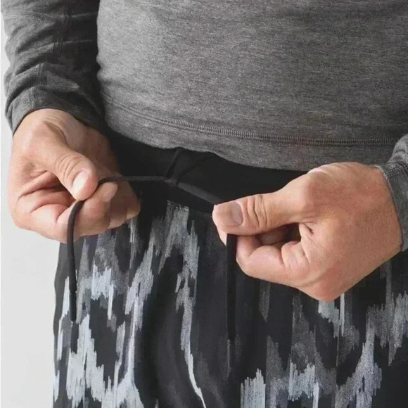 Lululemon T.H.E. Short - Size Small - Gray/Black - Picture 11 of 11